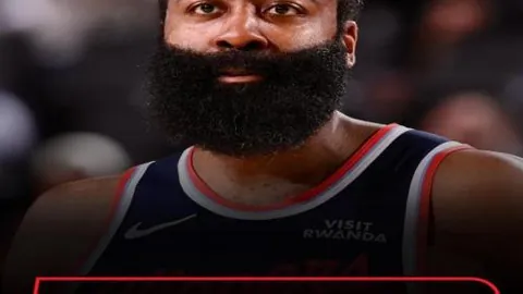 米兰新赛季主场球衣亮相：神秘恶魔图案点缀红黑条纹，红白队徽璀璨夺目